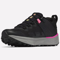 ה-Facet 75 Outdry W של ColumbiaIL היא נעל ספורט שחורה עם סוליה אפורת ועבה, דפוס מחוספס על הסוליה, ואלמנטים ורודים באזור העקב והשרוכים, המוצגת בזווית על רקע בהיר וחלק.