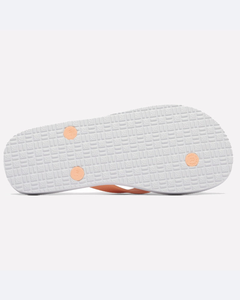 בתמונה נראית הסוליה של סנדל ה-ColumbiaIL Sun Trek Flip W, עם דפוס מרקם לבן ושלושה עיטורים עגולים בצבע כתום על הסוליה.