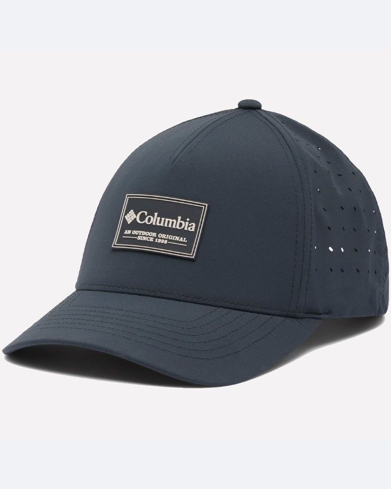 כובע הטיולים ColumbiaIL Hike 110 Snap Back הוא כובע טיולים בצבע כחול כהה עם שוליים מעוקלים, לוחות צד מחוררים ותג קדמי עם לוגו Columbia והכיתוב "An Outdoor Original Since 1938" — אידיאלי להרפתקאות בטבע.