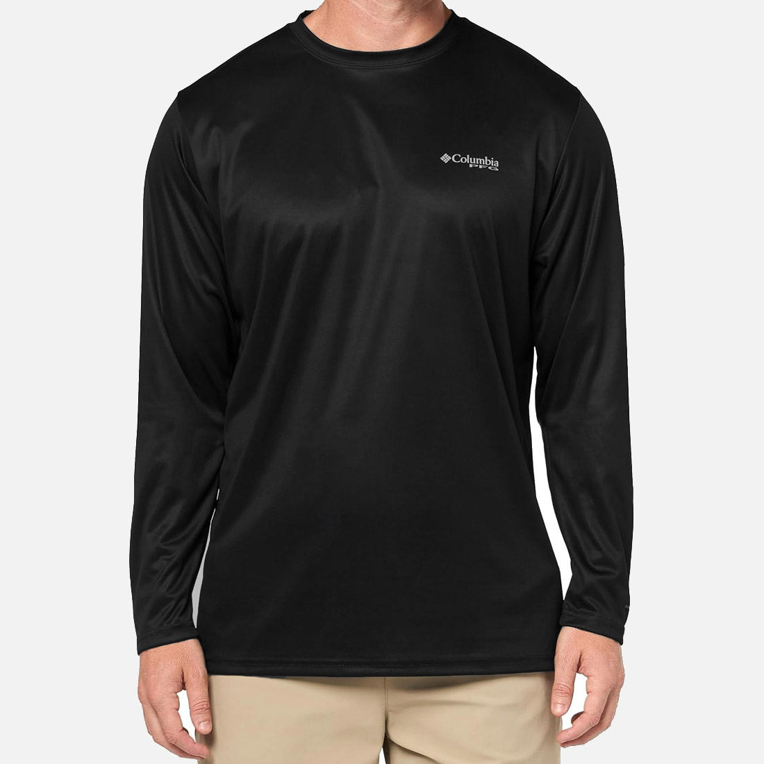גבר לבוש בחולצת קולומביה Hike L/S Crew Black מבית columbiaIL ובמכנסיים בצבע בז' עומד פונה קדימה על רקע בהיר וחלק.