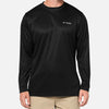 גבר לבוש בחולצת קולומביה Hike L/S Crew Black מבית columbiaIL ובמכנסיים בצבע בז' עומד פונה קדימה על רקע בהיר וחלק.