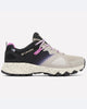 דגם Peakfreak Hera Outdry מבית columbiaIL הוא נעל ריצת שטח בצבעי בז' ושחור, עם סוליה מנוקדת, נגיעות סגולות בגוונים מדורגים ושרוכים. הנעל, העשויה מרשת וחומרים סינתטיים, בעלת עיצוב נמוך ומציעה נוחות בכל תנאי שטח.