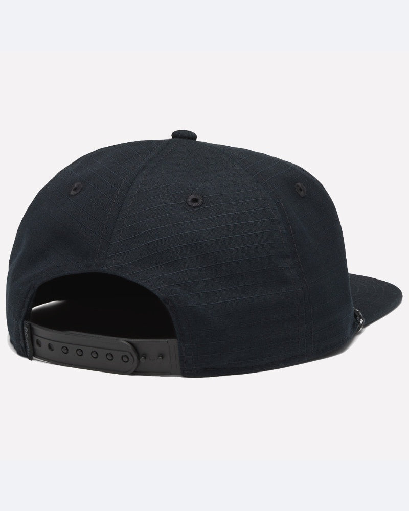 כובע ה-Snap Back של ColumbiaIL עם רצועת רטצ'ט בצבע שחור כולל בד מרקם, לוחות תפורים, חורי אוורור וסגירת רצועת רטצ'ט מתכווננת, כפי שנראה מאחור.