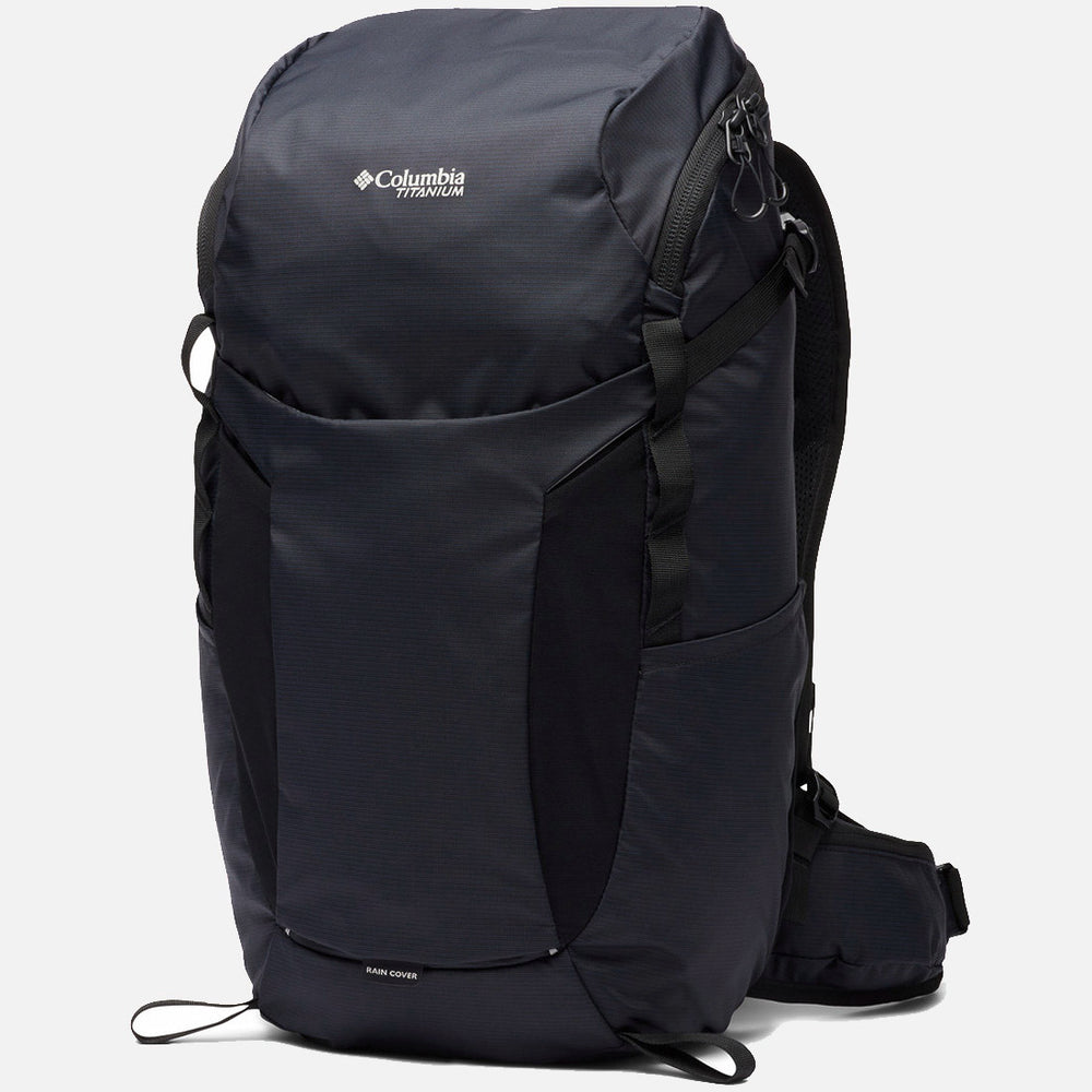 תיק גב שחור מדגם "Triple Canyon 36L" של חברת ColumbiaIL, עם רוכסן עליון, כיסים צדדיים, רצועות כתפיים מרופדות וחגורת מותניים, ניצב זקוף על רקע לבן חלק.
