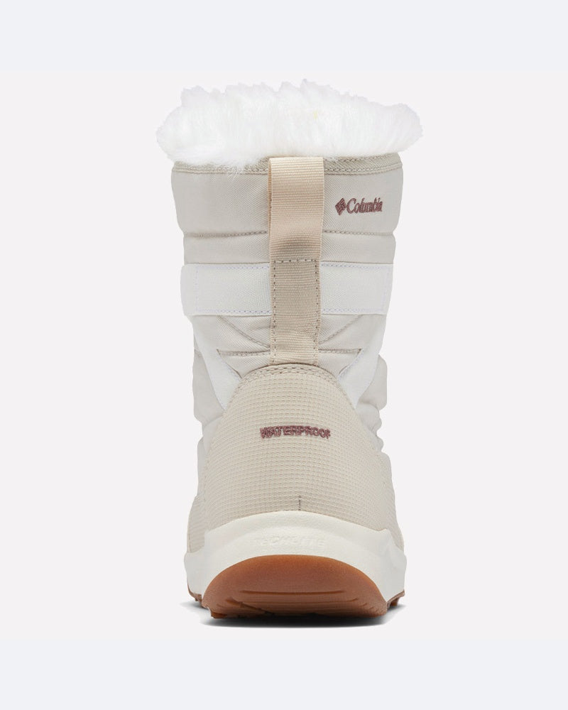 מבט מאחור על מגף החורף ColumbiaIL Minx Shorty IV בצבעי בז' ולבן, הכולל לשונית למשיכה, בטנה לבנה ורכה, הכיתוב "WATERPROOF" רקום מעל העקב, ולוגו ColumbiaIL בחלק העליון.