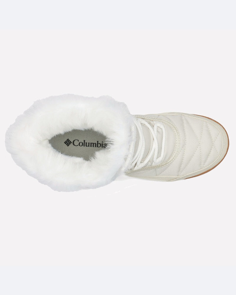 מבט מלמעלה על מגף חורף לבן מדגם Minx Shorty IV של ColumbiaIL, הכולל בטנה מפרווה סינתטית לבנה בפתח, תפרים מרופדים בחלק העליון וסוליה חומה בהירה באזור הבוהן.