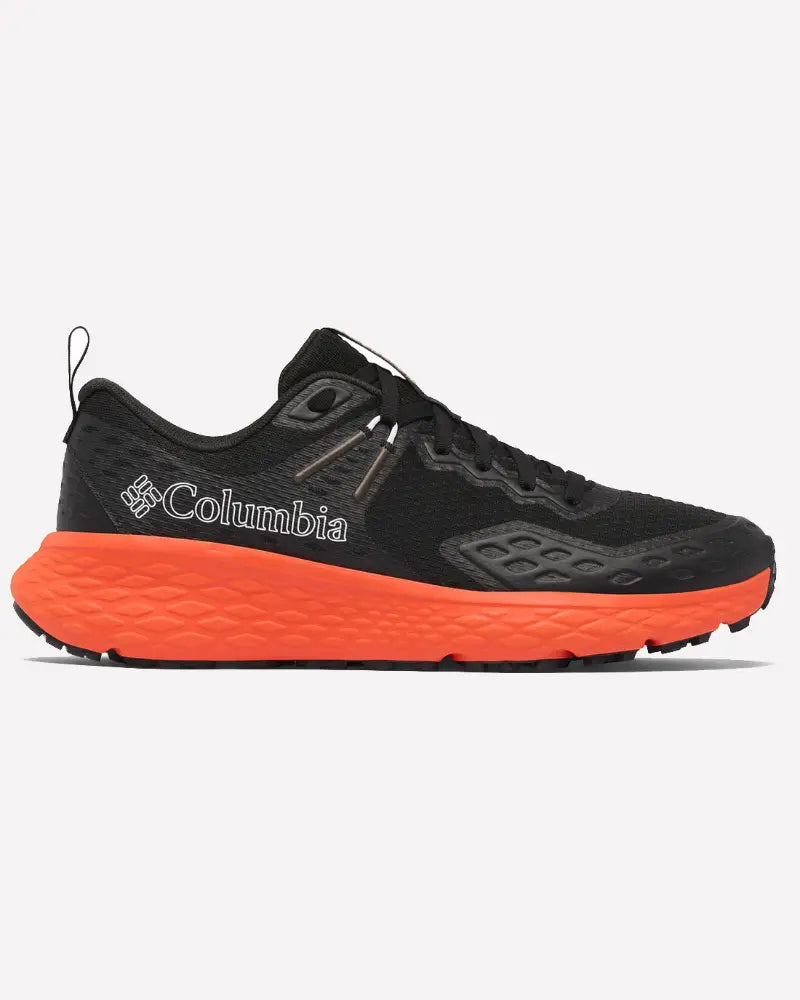 נעל ספורט שחורה מדגם ColumbiaIL Konos TRS M עם סוליה מרקמת בצבע כתום בוהק, ועליה לוגו ColumbiaIL בצבע לבן בצד, המוצגת בפרופיל על רקע לבן.