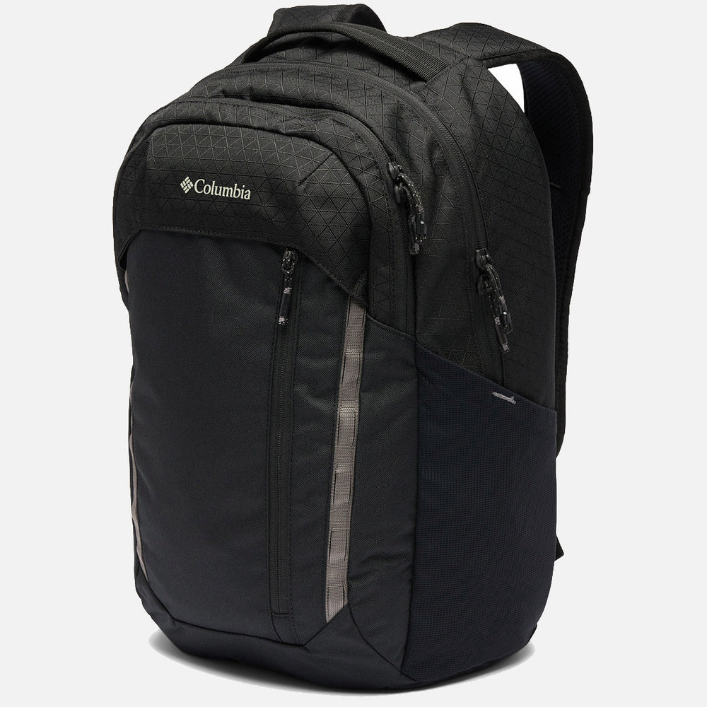 תיק גב שחור מדגם Columbia IL Atlas Explorer II בנפח 26 ליטר, הכולל תאים מרובים עם רוכסנים, פס מחזיר אור אנכי בחזית, רצועות כתפיים מרופדות וידית עליונה, מוצג על רקע לבן חלק.
