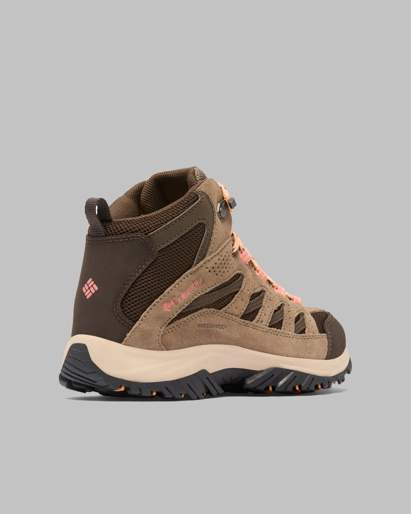 מגפי הטיולים לנשים "קולומביה ישראל Crestwood Mid Waterproof W" בצבעי חום ובז' עם נגיעות ורודות, הכוללים לוחות רשת וסוליה עמידה, מוצגים על רקע אפור אחיד.