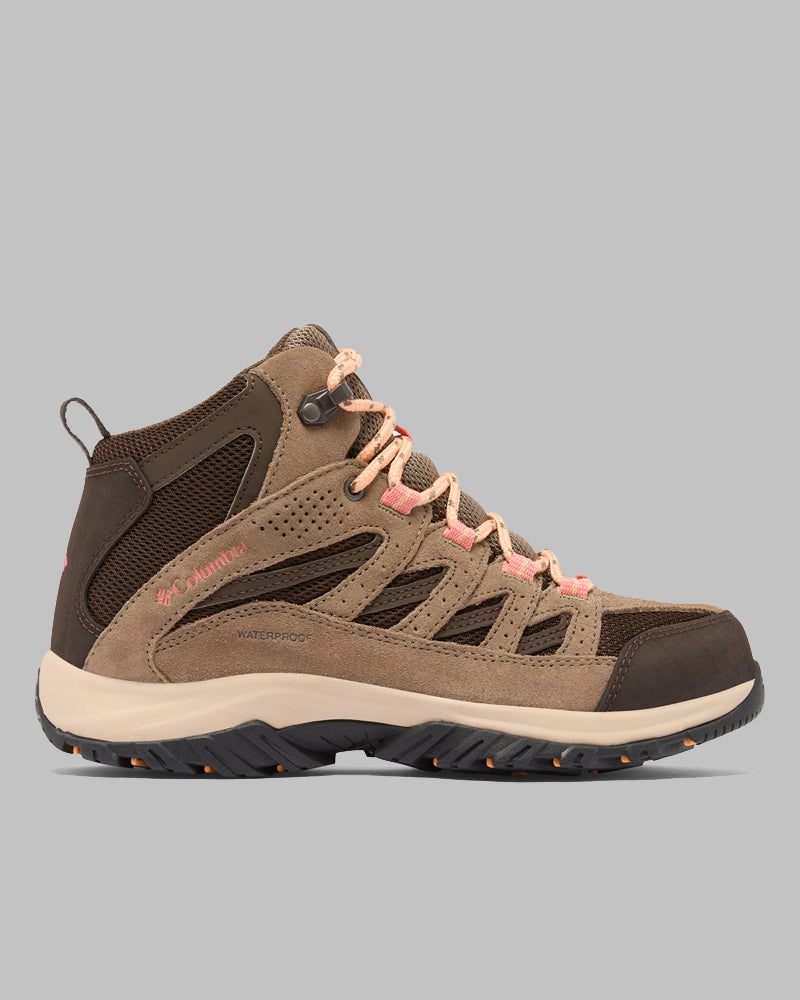 מגפי הטיולים לנשים "קולומביה ישראל Crestwood Mid Waterproof W" כוללים חלק עליון בצבעי חום ובז' עם נגיעות ורודות, לוחות רשת, סוליה עמידה מגומי ושרוכים צבעוניים. הדגם בגובה בינוני מוצג על רקע אפור אחיד.