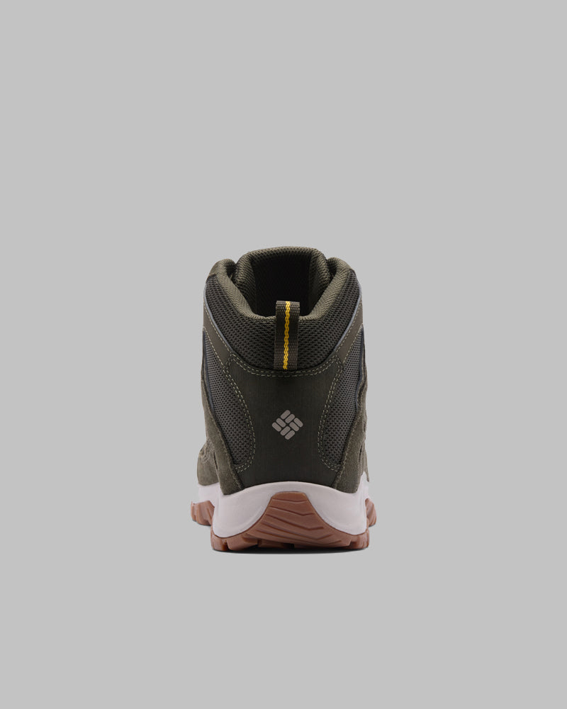מבט מאחור על מגף הטיולים Crestwood Mid Waterproof מבית קולומביה ישראל, בצבעים ירוק וחום עם סוליה לבנה-חומה, לשונית משיכה צהובה ולוגו קטן לבן בעקב, המוצג על רקע אפור אחיד.