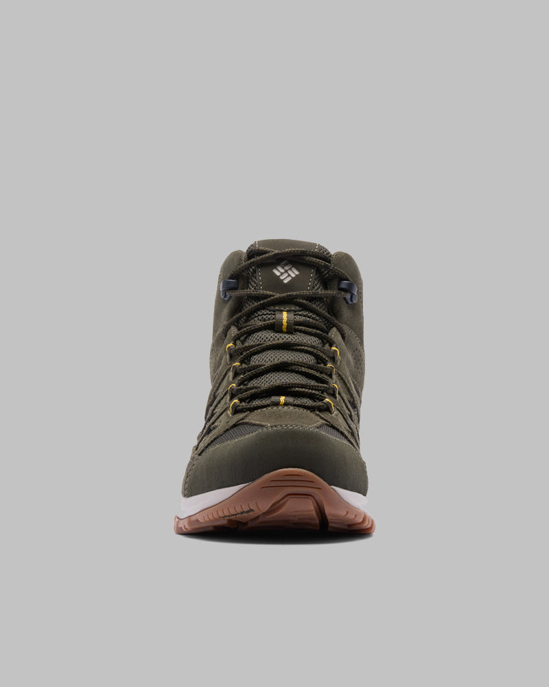מבט מלפנים על מגפי קולומביה ישראל Crestwood Mid Waterproof בצבע ירוק זית עם שרוכים צהובים, סוליה אמצעית לבנה, סוליה חיצונית חומה ולוגו לבן קטן על הלשון, המוצגים על רקע אפור אחיד.