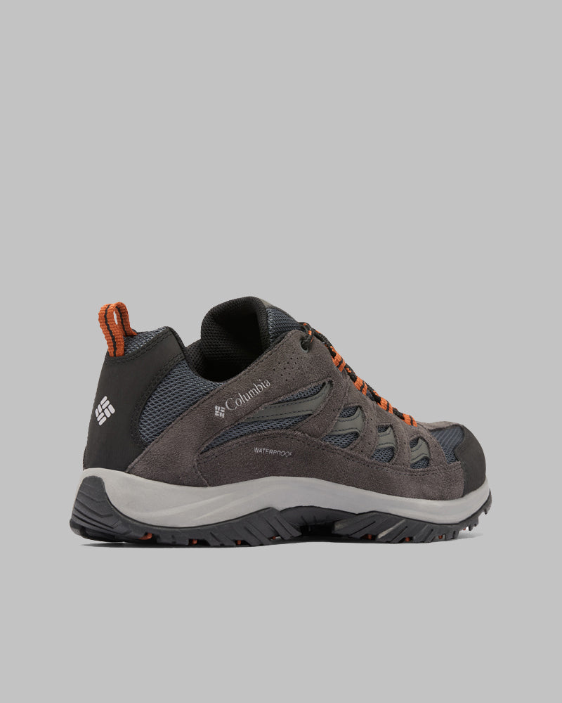 נעלי טיול לגברים מדגם ColumbiaIL Crestwood Waterproof M בצבעי אפור ושחור, עם נגיעות כתומות, סוליה עמידה ואוורור מרשת, מוצגות על רקע אפור בהיר, בזווית המאפשרת לראות את הצד החיצוני וחלק מהחלק האחורי.