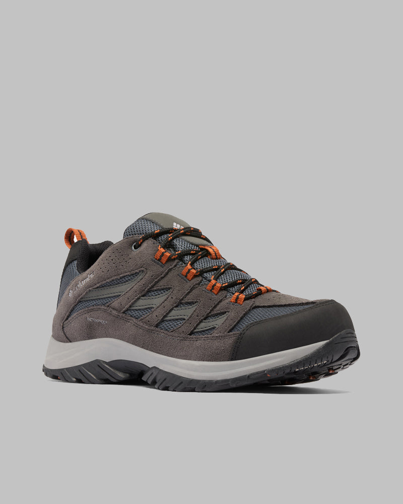נעל הטיולים לגברים "Crestwood Waterproof M" של ColumbiaIL, בצבעים אפור ושחור, כוללת שרוכים כתומים, סוליות עמידות, לוחות רשת נושמים, ומוצגת על רקע אפור אחיד.