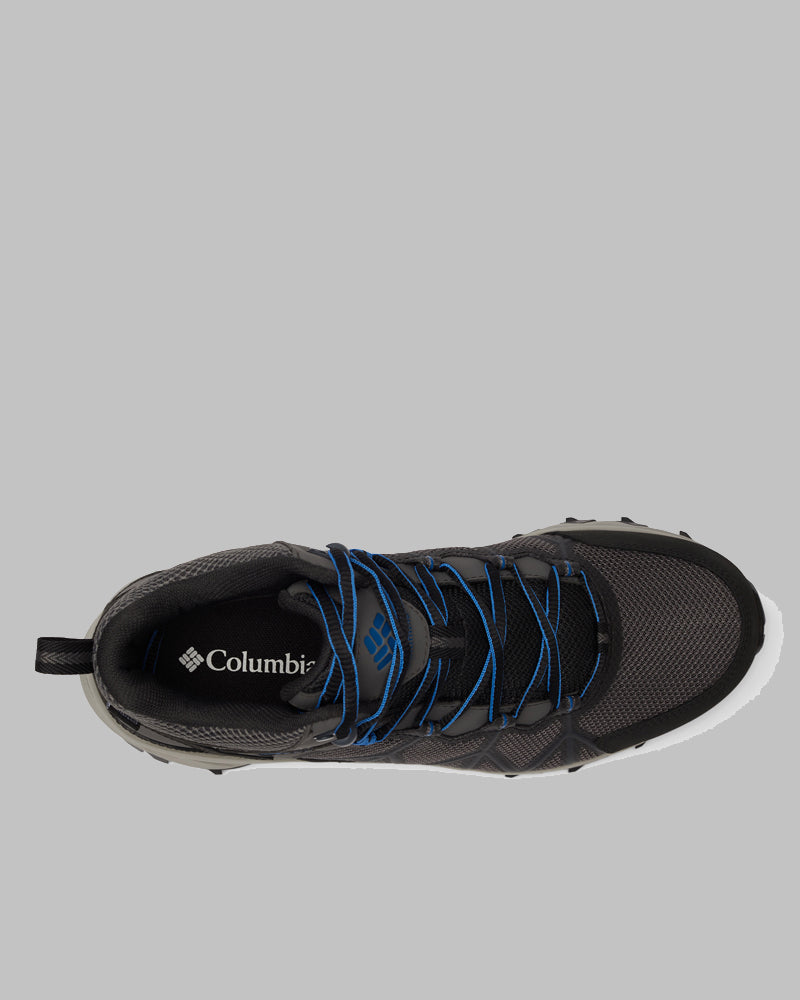 מבט מלמעלה על מגף הטיולים לגברים ColumbiaIL Peakfreak II Mid Outdry M בצבע שחור עם שרוכים כחולים, נגיעות אפורות וסוליה מחוספסת, המוצג על רקע אפור אחיד.