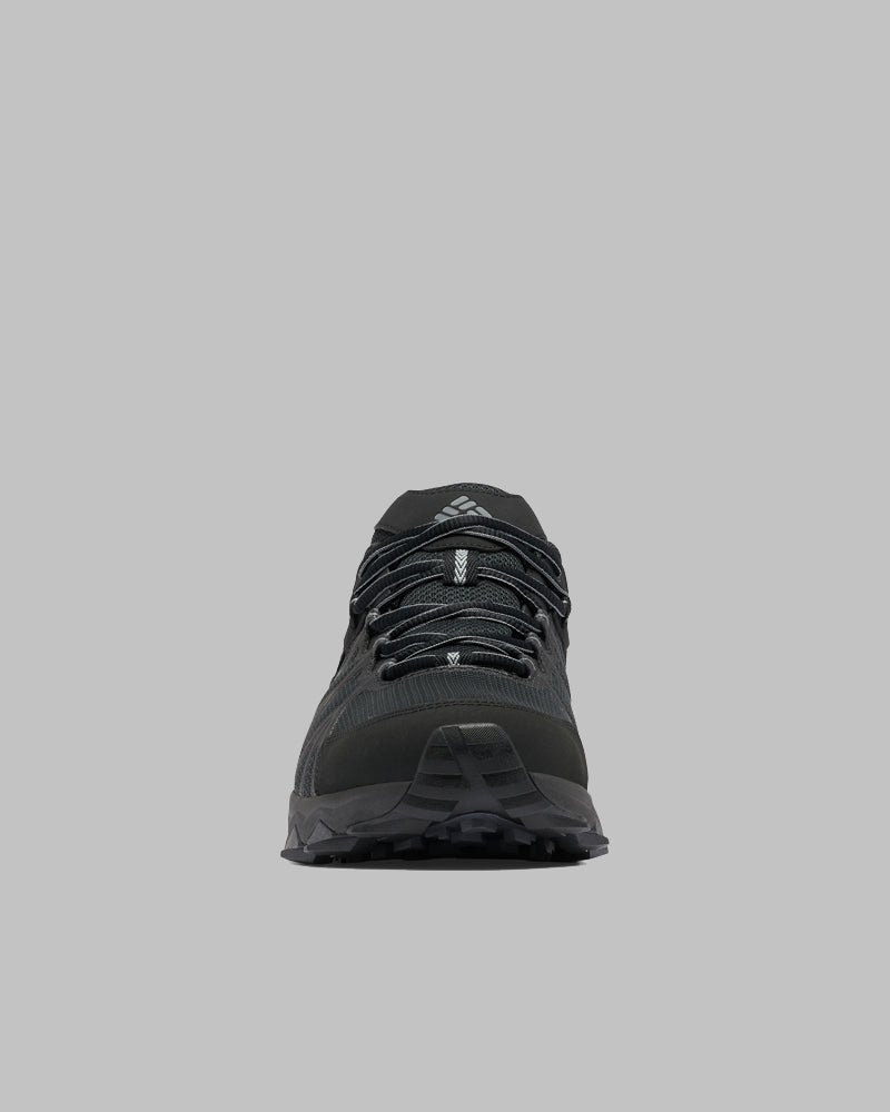 מבט מלפנים על נעל הטיולים השחורה ColumbiaIL Peakfreak II Outdry, עם סוליה מחוספסת ושרוכים כהים, המוצגת על רקע אפור אחיד — הנעלה מושלמת לפעילויות בשטח לקראת ההרפתקה הבאה שלכם.