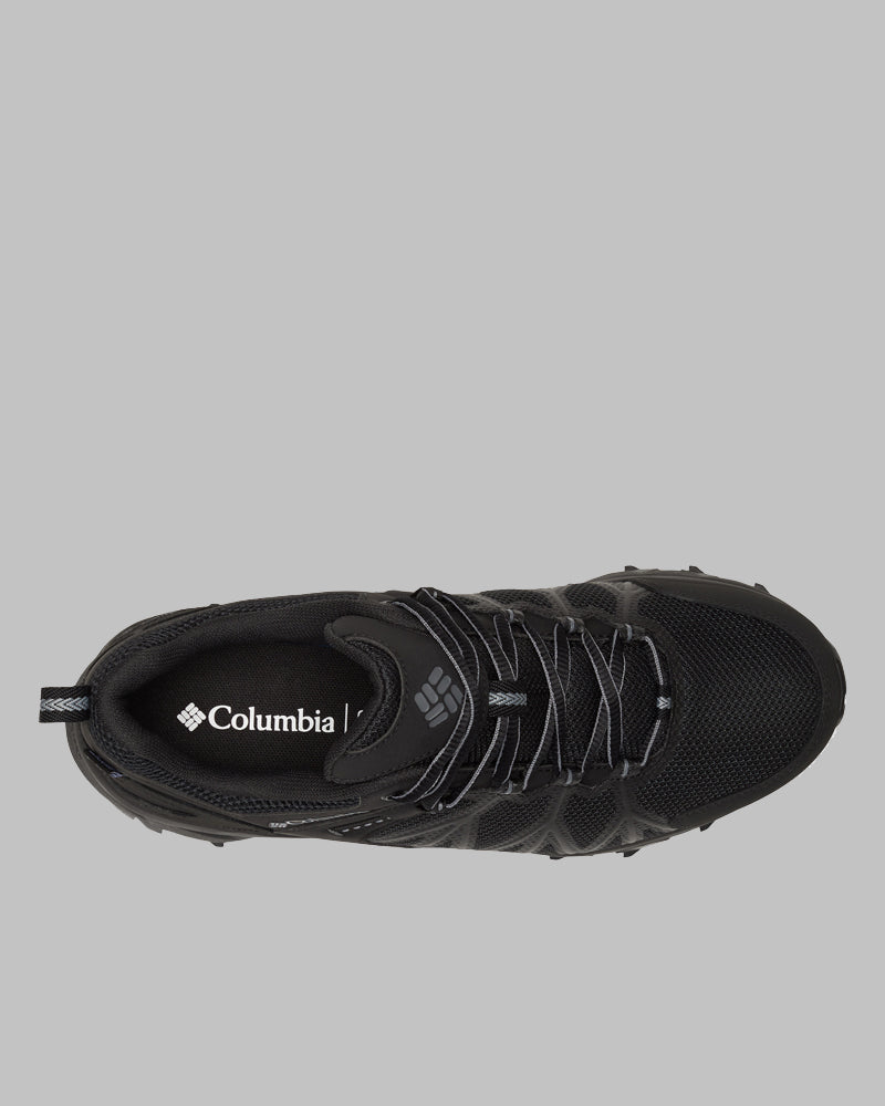 מבט מלמעלה על נעל הטיולים Columbia Peakfreak II Outdry בצבע שחור, הכוללת גפה מרשת, שרוכים שחורים ולוגו המותג על רפידת הנעל, על רקע אפור — אידיאלית להרפתקאות בטבע.