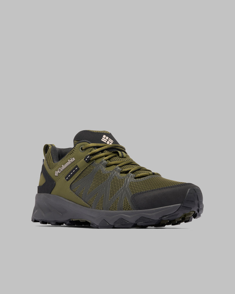 נעל טיולים מדגם Peakfreak II Outdry של ColumbiaIL בצבעי ירוק זית ושחור, עם סוליה מחוספסת, חלק עליון מרשת ולוגואים על הלשון ובצד, מוצגת על רקע אפור אחיד.