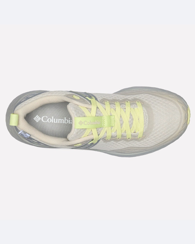 מבט מלמעלה על נעל טיולים לנשים מדגם ColumbiaIL Konos Trs Outdry II W בצבע בז' בהיר, עם שרוכים ואלמנטים דקורטיביים בצבע צהוב בהיר, לוגו Columbia על הלשון ועל רפידת הנעל, גפה מרשת, טכנולוגיית OUTDRY וסוליה בצבעי אפור וצהוב.