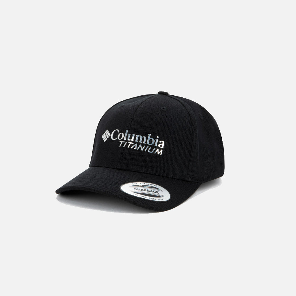כובע סנאפבק שחור של Columbia מבית columbiaIL, עם הכיתוב "Columbia Titanium" רקום בלבן בחזית, מוצג על רקע אפור בהיר חלק.