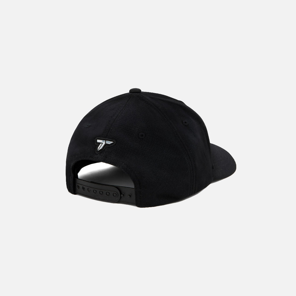 כובע ה-Snap Back של ColumbiaIL בצבע שחור מוצג מאחור עם רצועת כוונון, לוגו קטן רקום בלבן מעל הפתח, ומוצג על רקע אפור בהיר חלק.