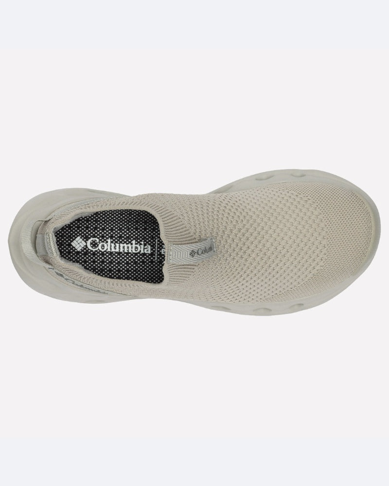 מבט מלמעלה על נעל הריצה לנשים columbiaIL Terrastride SLC W, עם גפה עליונה מרשת נושמת בצבע בז' בהיר, לשונית אחיזה בעקב ורפידה שחורה עם לוגו columbiaIL לבן.