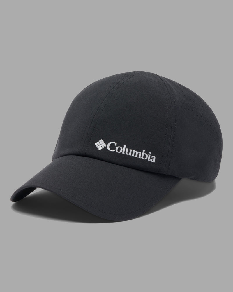 כובע בייסבול שחור מדגם Silver Ridge IV של ColumbiaIL, עם שוליים מעוקלים ולוגו וכיתוב לבנים בחזית, המוצג על רקע אפור אחיד.
