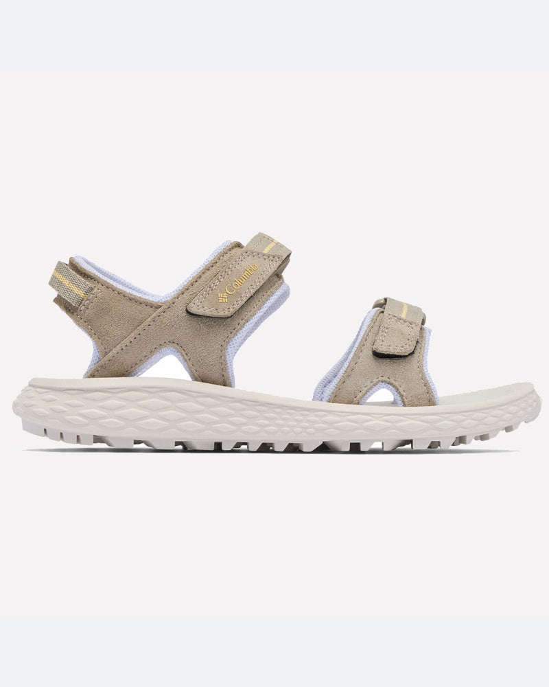 ה-Konos Hiker 2-strap של ColumbiaIL היא סנדל טיולים בצבע בז' עם אצבעות חשופות, רצועות ולקרו מתכווננות, בטנה מרופדת לבנה וסוליה לבנה מחוספסת, המוצג בפרופיל צדדי על רקע בהיר.