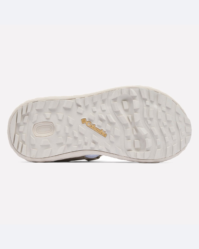 בתמונה נראית הסוליה של דגם ColumbiaIL Konos Hiker בעל שתי רצועות בצבע בהיר, עם דפוס סוליה מחוספס המעניק אחיזה טובה. לוגו ColumbiaIL הצהוב מופיע במרכז הסוליה, ומדגיש את העיצוב של סנדל הטיולים.