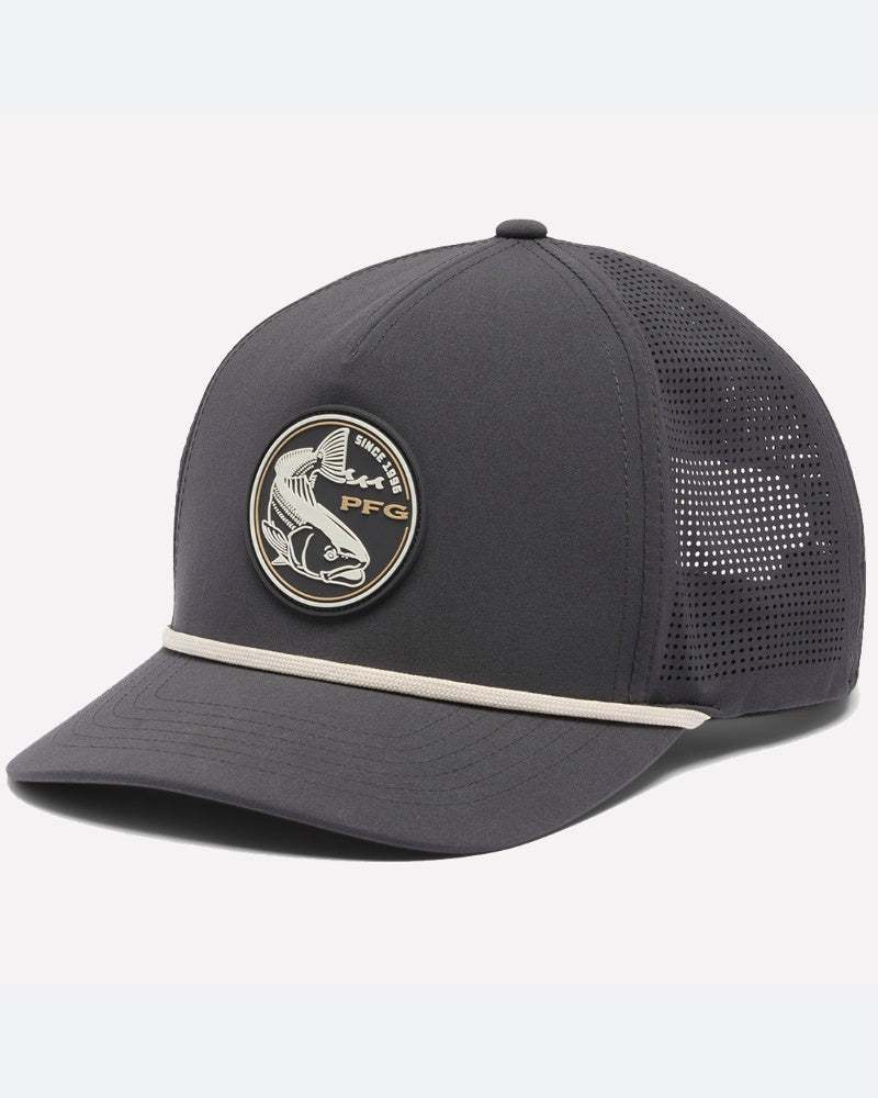 כובע ה-Tidal Pursuit 3D Stretch Snap Back של ColumbiaIL כולל רשת בצבע אפור כהה, טלאי דגים עגול עם האותיות PFG, וחוט דק ובהיר החוצה את החלק העליון של הכובע — מושלם להרפתקת ה-Tidal Pursuit הבאה שלך.