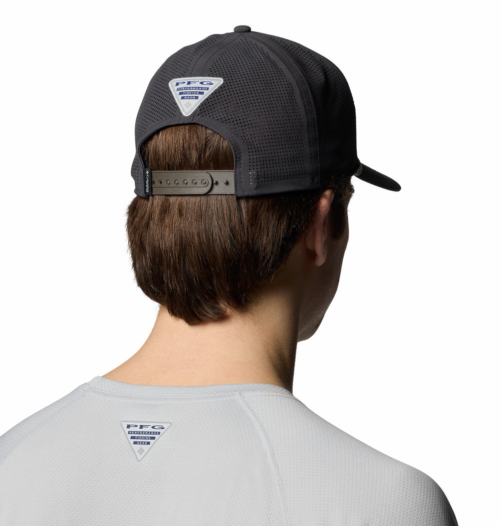 אדם הנראה מאחור חובש כובע "Tidal Pursuit 3D Stretch Snap Back" של המותג columbiaIL ולובש חולצה אפורה בהירה, ובשניהם מופיעים לוגואים משולשים קטנים של PFG בגב — מראה אופייני למותג Tidal Pursuit.