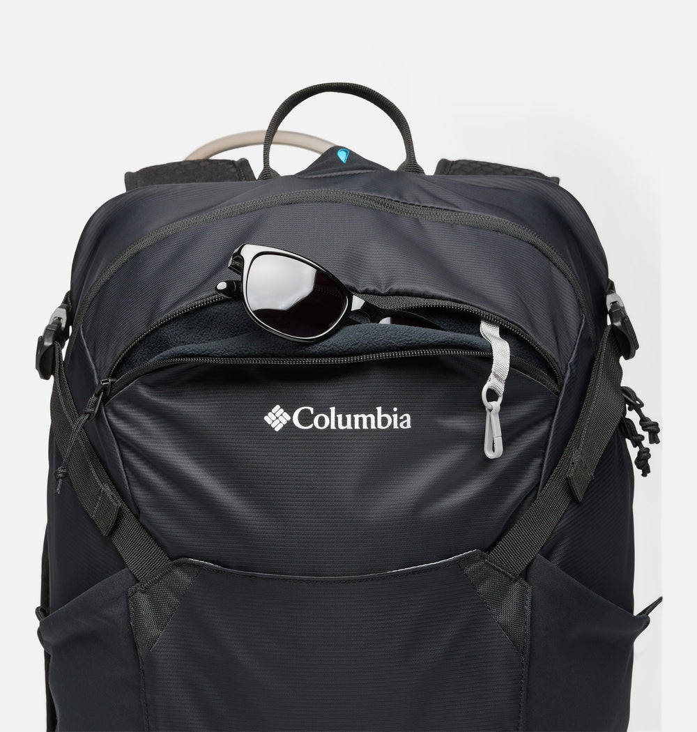 תיק גב שחור מדגם Blackcomb Ridge 30L של ColumbiaIL, שרוכסן הקדמי שלו פתוח חלקית, חושף משקפי שמש שחורים בתוכו, ולוגו ColumbiaIL נראה בחזיתו.