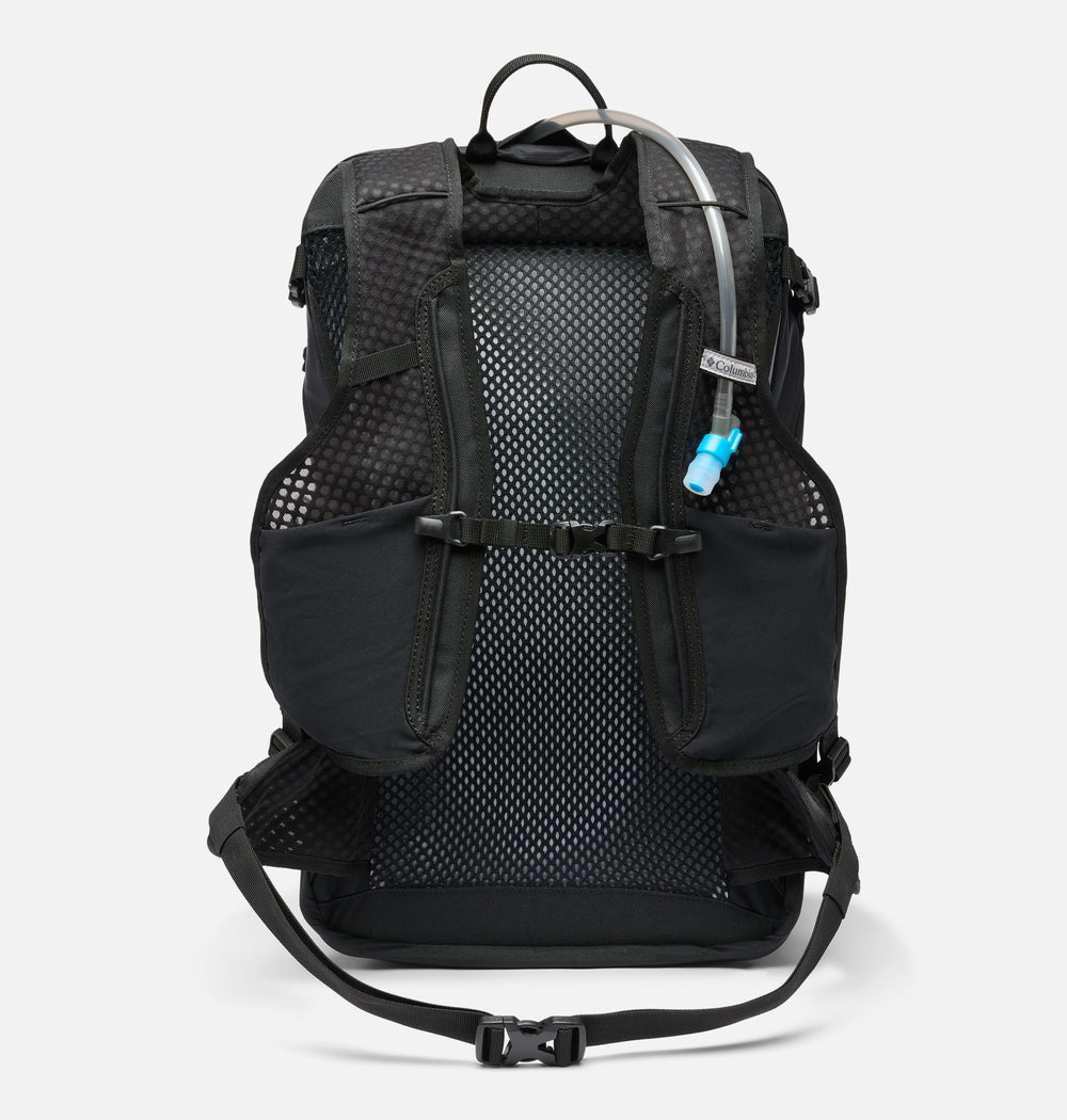 תיק הגב Blackcomb Ridge 30L של ColumbiaIL, המוצג כאן במבט מאחור, כולל רצועות כתפיים מרופדות, פאנל אוורור מרשת, רצועות חזה ומותניים מתכווננות, וצינור שתייה עם פייה כחולה על הרצועה הימנית.