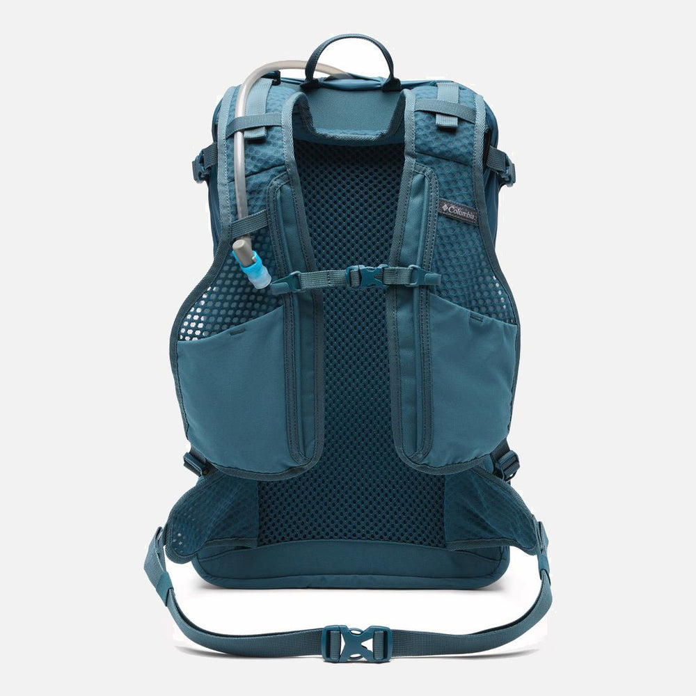 תיק הגב Blackcomb Ridge 30L של ColumbiaIL מוצג במבט מאחור, תוך הדגשת רצועות הרשת המרופדות, חגורת המותניים המתכווננת וצינור השתייה המונח על הכתף.