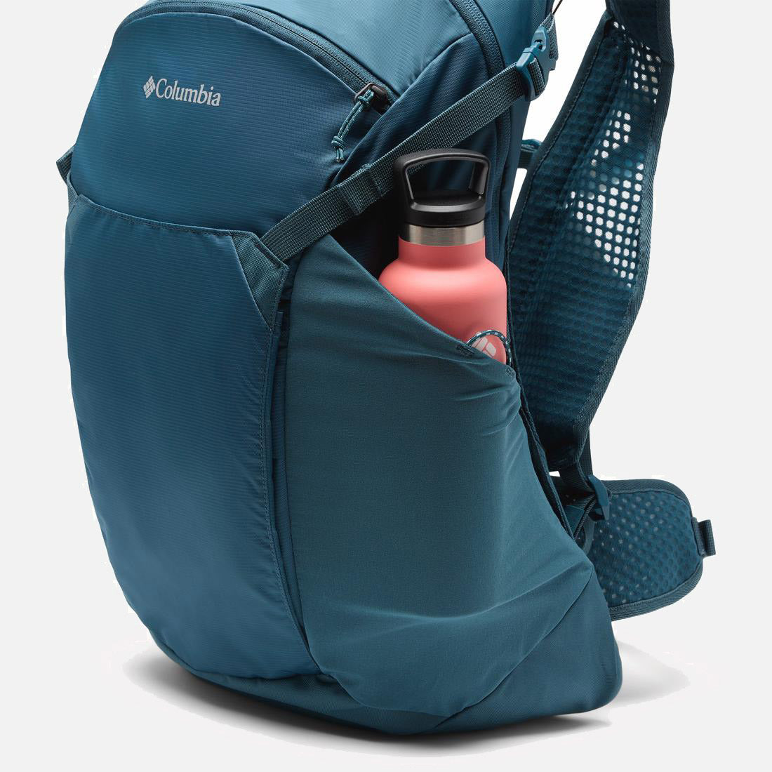 תיק גב כחול מדגם Blackcomb Ridge 30L של ColumbiaIL, עם כיס קדמי עם רוכסן ובקבוק מים בצבע אלמוג בכיס הרשת הצדדי, מוצג על רקע לבן חלק.