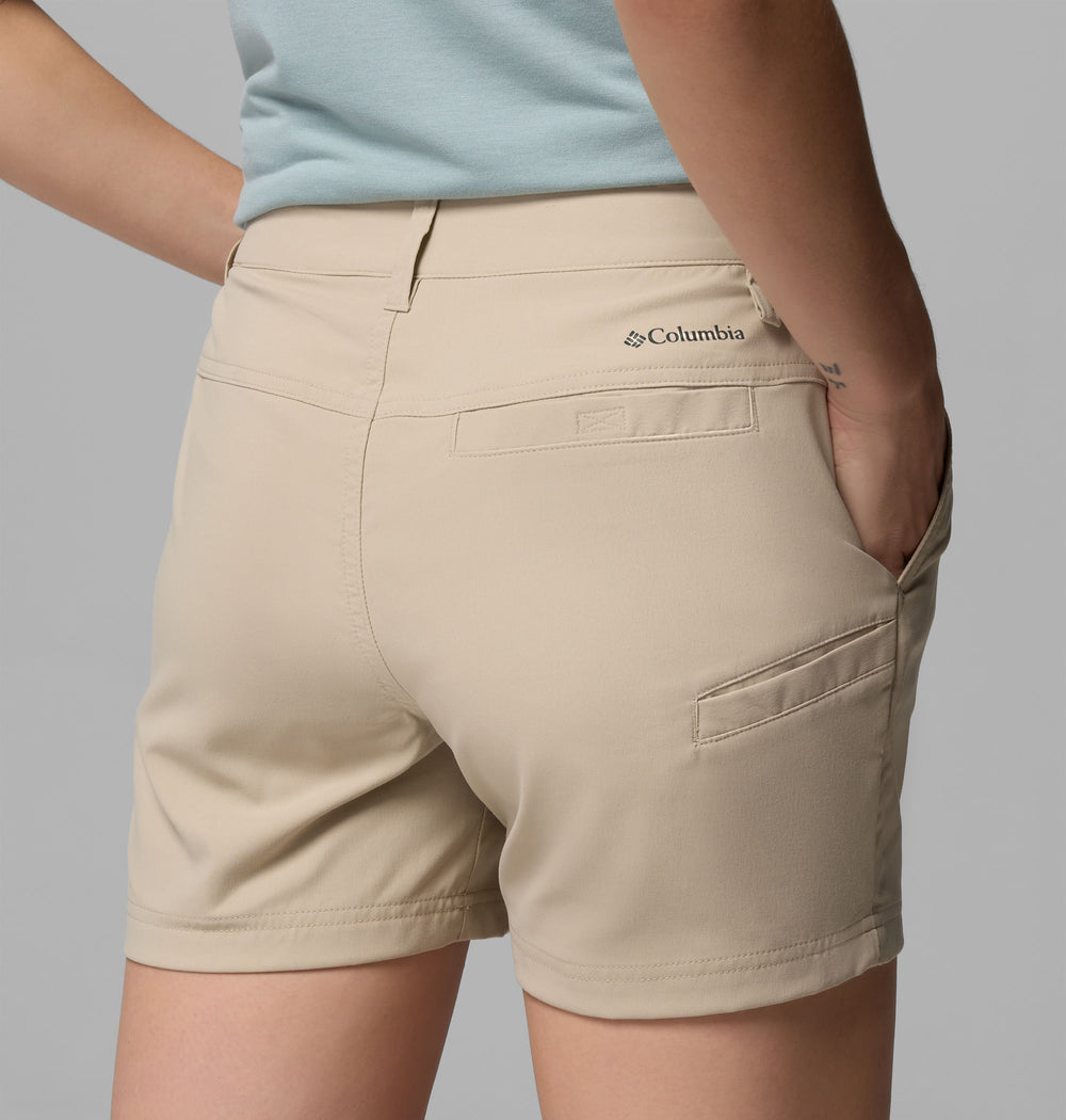 אדם הנראה מאחור לובש מכנסיים קצרים מדגם "Leslie Falls Short II" בצבע בז' בהיר של קולומביה ישראל, הכוללים כיסים רבים, ומשולבים עם חולצה בצבע תכלת, כאשר יד אחת שלו בתוך הכיס.