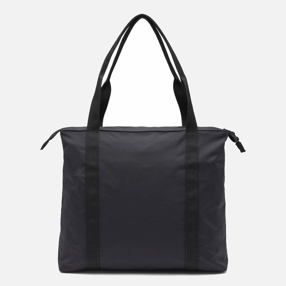 תיק ה-Cottonwood Creek Tote מבית קולומביה ישראל הוא תיק שחור עם סגירת רוכסן בחלקו העליון, שתי רצועות כתף שחורות וארוכות, ועיצוב מינימליסטי המוצג על רקע אפור בהיר.