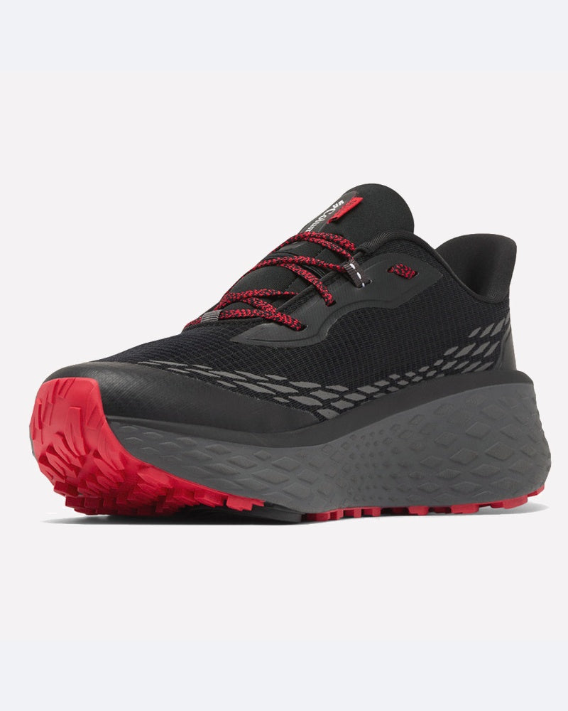 ה-Konos Trillium Atr M מבית קולומביה ישראל היא נעל ריצה ספורטיבית בצבע שחור עם נגיעות אדומות, שרוכים אדומים וסוליה אפור עבה. העיצוב הנמוך שלה כולל דפוס סוליה מחוספס ומודפס, והיא מוצגת במבט מהחזית.