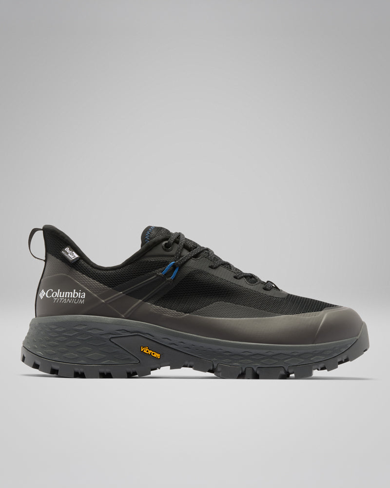נעל הטיולים Tellurix Titanium Outdry של קולומביה ישראל, המוצגת על רקע אפור בהיר, כוללת סוליה עמידה וחלק עליון מרשת — הנעלה מושלמת לפעילויות בשטח עבור חובבי הרפתקאות.