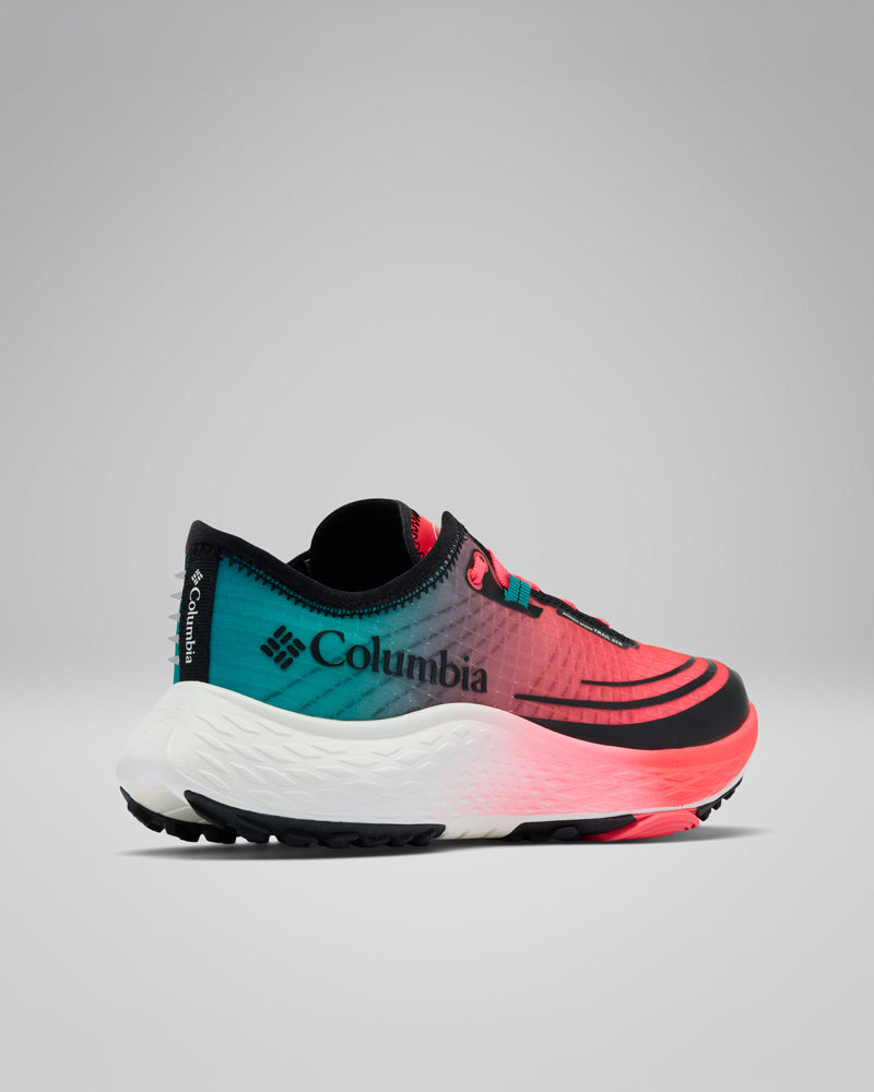 נעל הריצה "קולומביה ישראל Konos Speed Trail ATR W" כוללת חלק עליון בגוונים מדורגים של טורקיז וורוד, אלמנטים שחורים, סוליה לבנה ועבה ולוגו ATR W בצד. הנעל, המתאימה במיוחד לריצות שטח, מוצגת על רקע אפור אחיד.