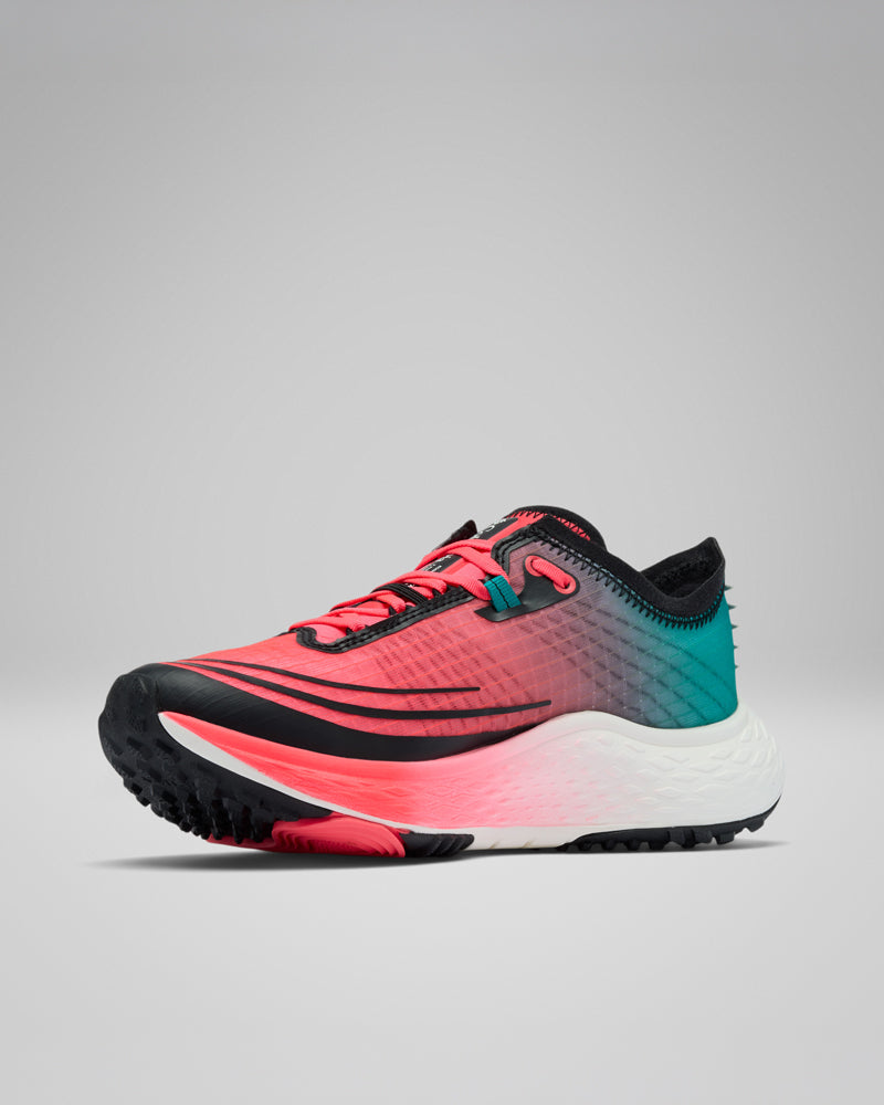 נעל הריצה "קולומביה ישראל Konos Speed Trail Atr W" מתאפיינת בעיצוב הדרגתי, החל מקצה הנעל בצבע ורוד ועד לעקב בצבע טורקיז, עם נגיעות שחורות וסוליה מרקמית, המוצגת על רקע אפור בהיר אחיד.
