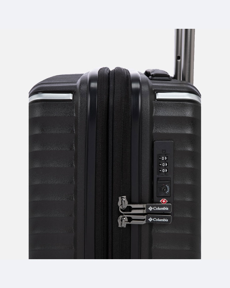 תמונת תקריב של מזוודת הקשיח "Oakland Black" מבית columbiaIL מציגה שני רוכסנים עם סמלי המותג, מנעול קומבינציה מובנה של TSA וידית טלסקופית נשלפת, על רקע בהיר וחלק.